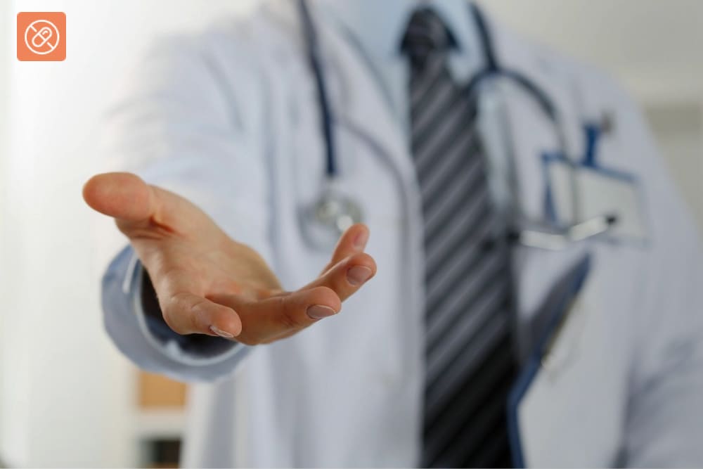 Врач тянет руку