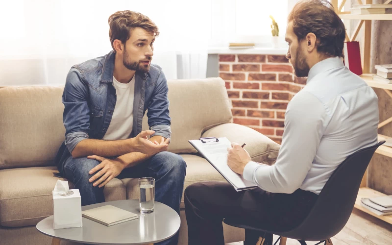 Мужчина разговаривает с психологом